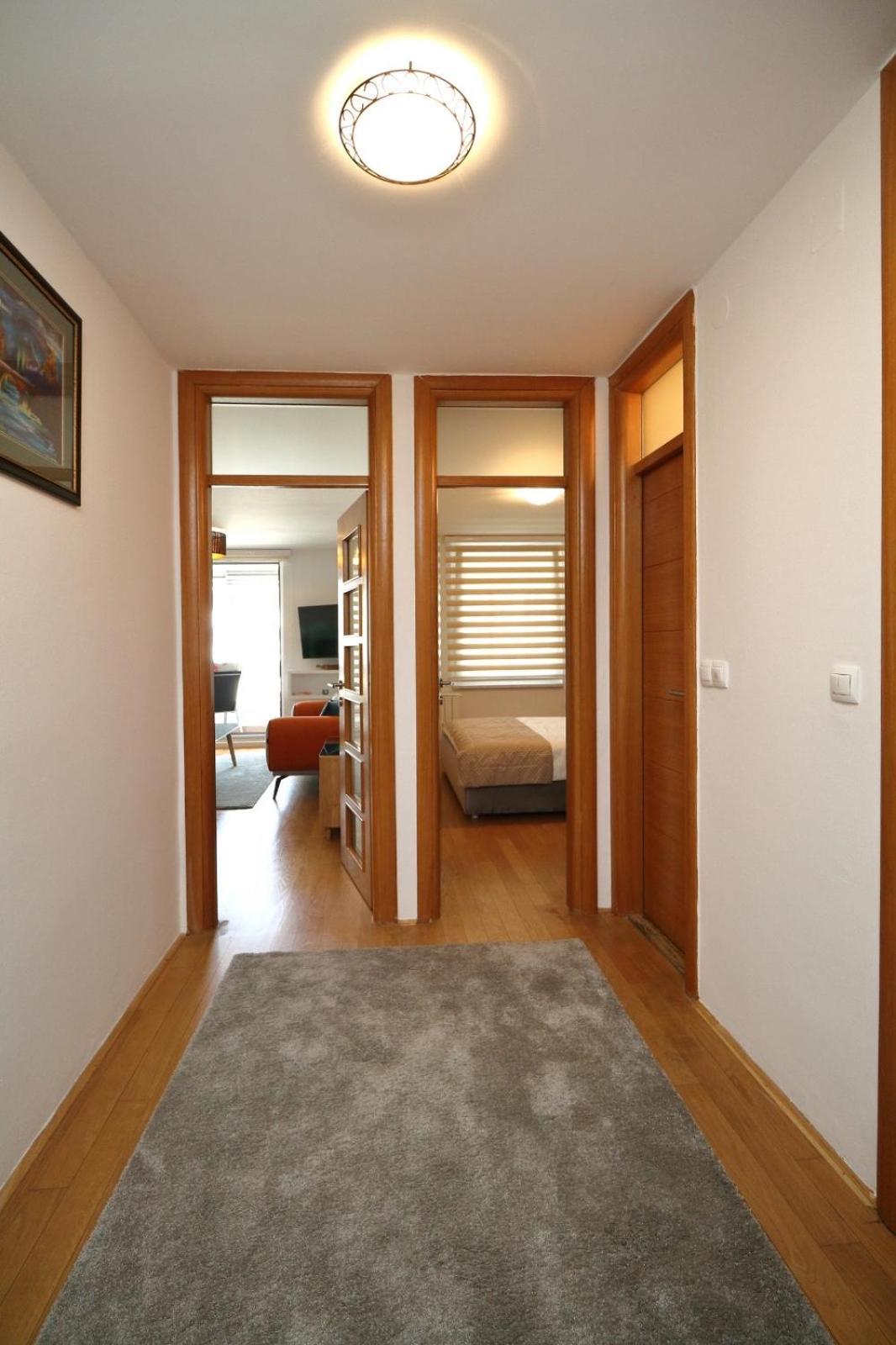 Franca A2-Parking Garage Apartment ซาราเยโว ภายนอก รูปภาพ