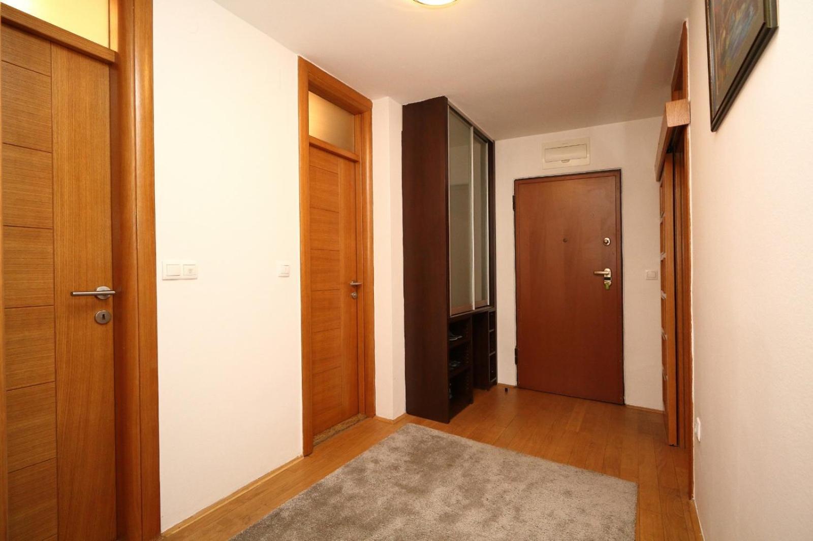 Franca A2-Parking Garage Apartment ซาราเยโว ภายนอก รูปภาพ